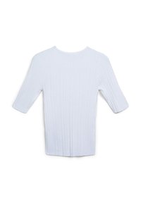 Maglietta bianca a costine, con maniche a tre quarti e scollatura rotonda. Tessuto liscio con righe verticali. Senza chiusure visibili.