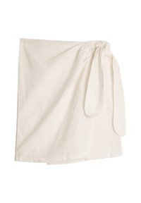 Linnedrapert skjørt i off-white, med bindebånd i midjen. Stoffet har en glatt, noe teksturert overflate, og en avslappet silhuett.