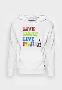 Vit huva-tröja med framficka och färgglad text som säger "LEVA HÖGT! LEVA STOLT!" i röda, gröna, blå och regnbågsfärgade bokstäver.