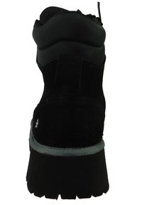 Czarne buty trekkingowe z zamszową i syntetyczną cholewką, wyściełanym kołnierzem, pętelką do zakupu oraz teksturowaną gumową podeszwą dla lepszej przyczepności.