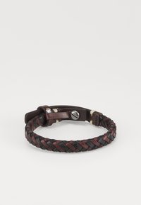 Bracelet en cuir tressé de couleur marron foncé et noir avec des accents rouges, équipé d'une fermeture à pression et d'une finition texturée.