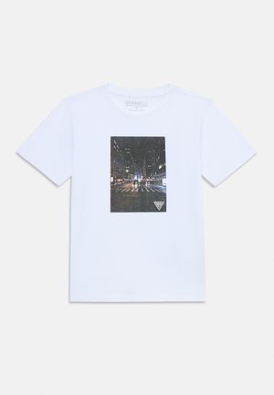 Weißes Baumwoll-T-Shirt mit einem rechteckigen Grafikmotiv einer Stadtstraßenszene bei Nacht, mit einem dreieckigen Logo in der unteren Ecke.