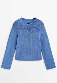 Niebieski sweter z dzianiny z długimi rękawami, okrągłym dekoltem, luźnym splotem i ściągaczami na mankietach. Charakteryzuje się pudełkowym krojem.