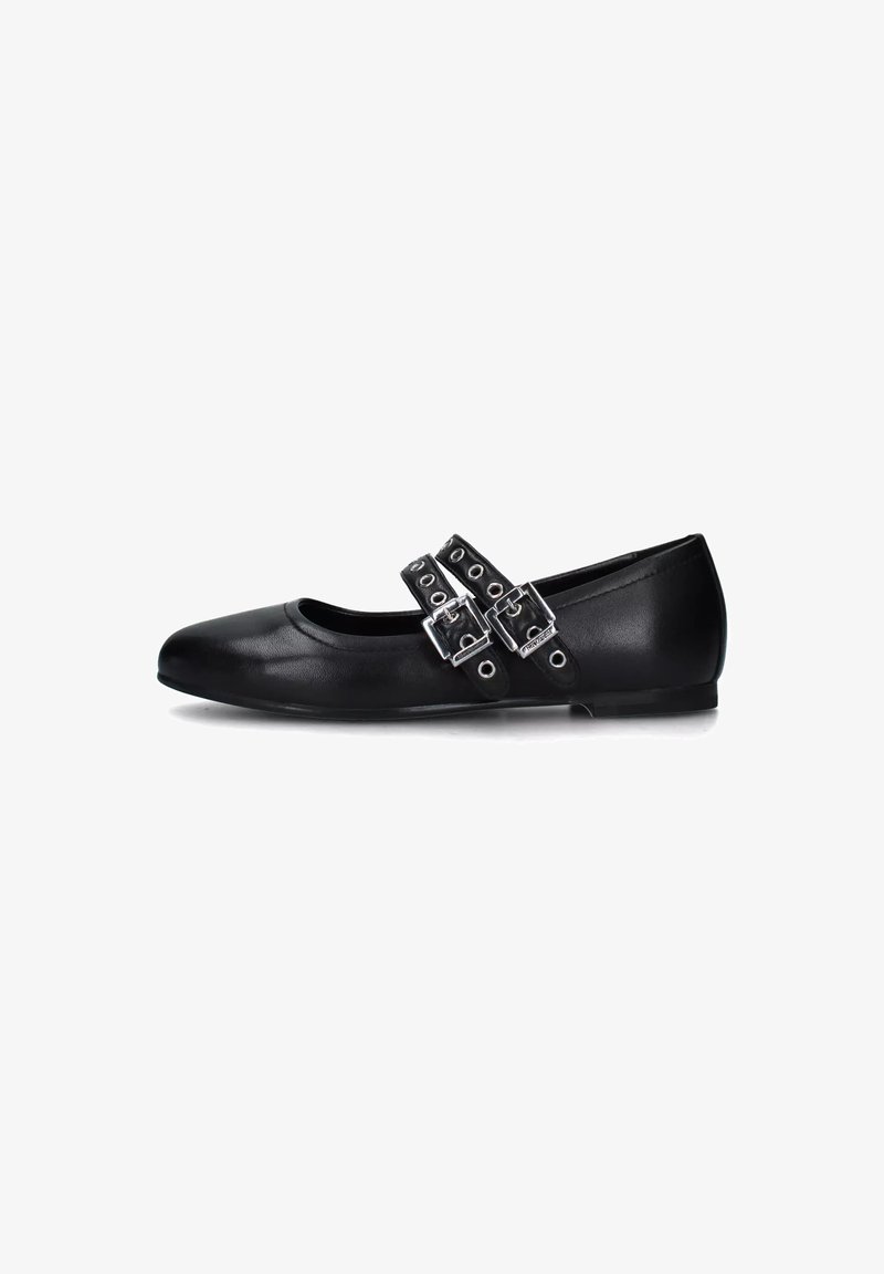 Ballerine in pelle nera con punta tonda, dotate di due cinturini con fibbie e fori, che offrono una suola piatta per il massimo comfort.