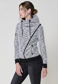 Szürke és fekete kapucnis pulóver magas gallérral, elől cipzárral és ferde zsebbel. Texturált anyagból készült, és állítható zsinórokkal rendelkezik.