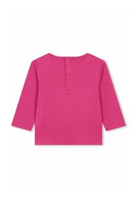 Haut thermique à manches longues en rose vif, avec un col rond et trois boutons-pression à l'arrière, texture côtelée sur l'ensemble.