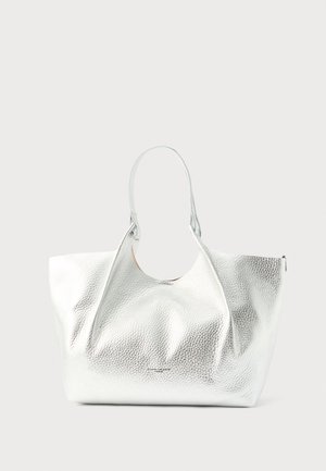 Srebrn usnjen ročno teksturiran ročni torbica z eno nastavljivo ramensko naramnico in subtilnim sprednjim logotipom, postavljena na preprosto svetlo ozadje.