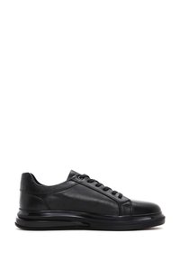 Sneaker in pelle nera con finitura liscia, punta arrotondata, design con lacci, colletto imbottito e dettagli laterali sottili; suola nera spessa.