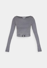 Grå långärmad crop top med ribbad struktur, rund halsringning och en märkesmidja med en logotyp i svart. Lättviktsmaterial.