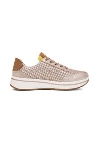 Helle beige perforierte Sneaker mit braunen Akzenten, runden Schnürsenkeln und einer gepolsterten weißen Sohle. Verfügt über eine strukturierte Oberfläche und minimale Hardware.