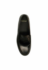 Zwarte leren loafers met een gladde afwerking, gestikte details rond de bovenkant en een subtiele gouden logo op de binnenzool.