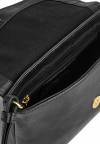 Borsa nera in pelle con scomparto con cerniera, dettagli in metallo dorato e finitura testurizzata. L'interno è foderato in tessuto per una maggiore durabilità.