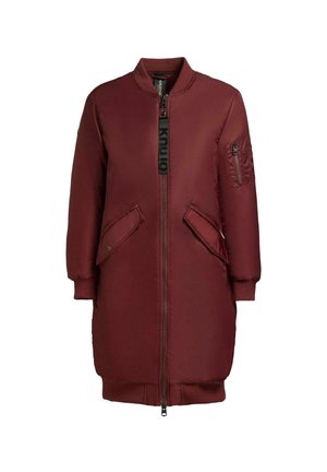 Giacca bomber lunga bordeaux realizzata in materiale liscio, con chiusura zip frontale, polsini a coste e due grandi tasche laterali con una tasca zip sulla manica.