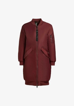 Burgunderfarbener langer Bomberjacke aus glattem Material, mit einem Reißverschluss vorne, gerippten Bündchen und zwei großen seitlichen Taschen sowie einer Reißverschlusstasche am Ärmel.