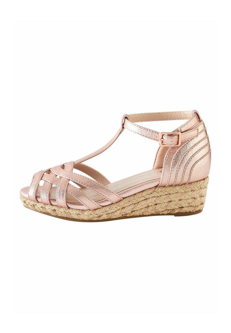 Sandal z oglatim petami s metallicno roza zgornjim delom in prečnimi trakovi. Juta ovita petka nudi teksturiran zaključek. Zaklepanje s sponko na gležnju.