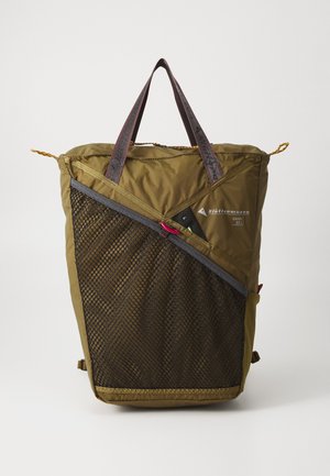 Zaino verde oliva con un pannello in rete, accenti in pelle e spallacci a contrasto. Presenta una tasca con cerniera e un'apertura superiore regolabile con cordoncino.
