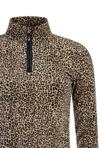 Pull en polaire imprimé léopard avec un col haut et une fermeture éclair mi-hauteur, offrant une texture douce et des détails accentués en noir.