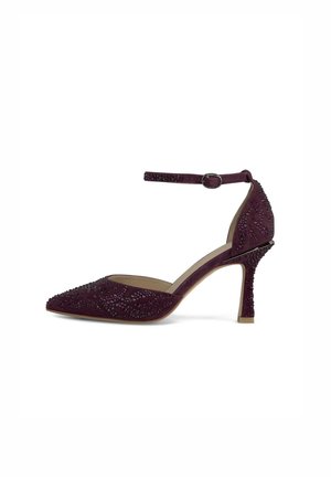 Pump in suede bordeaux con cinturino alla caviglia, punta affusolata, decorata con strass e tacco sottile e testurizzato.