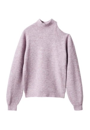 Pull tricoté violet clair à manches longues avec un col montant et une découpe asymétrique aux épaules dénudées du côté droit.