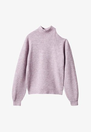 Lyse lilla strikket sweater med lange ærmer og høj halsudskæring med asymmetrisk kold skulderudskæring på højre side.