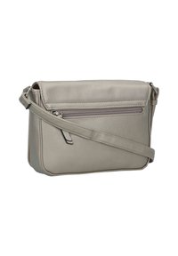 Bolso cruzado de cuero sintético gris con cierre de solapa, correa ajustable y un bolsillo trasero con cremallera. Forma rectangular con un acabado suave.