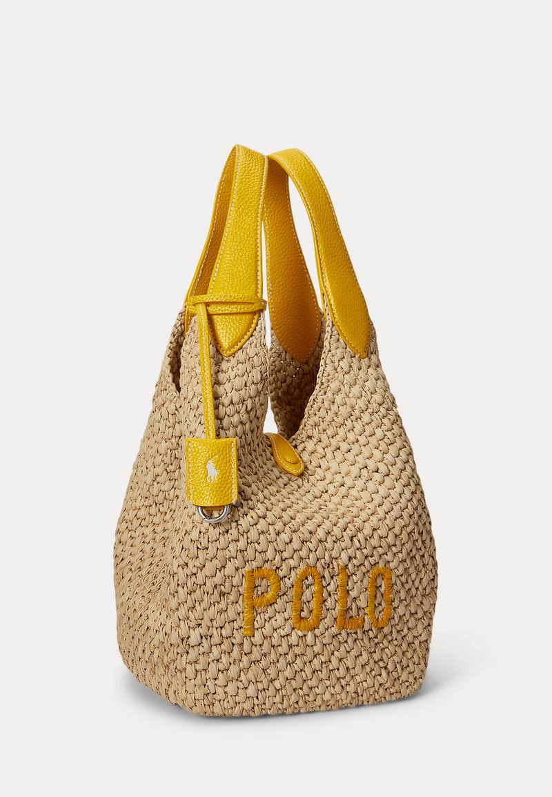 Sac à main tissé beige avec des poignées en cuir jaune, une petite étiquette jaune, et "POLO" brodé en jaune à l'avant.