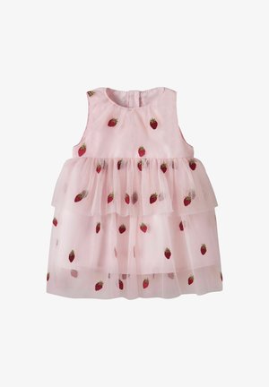 Robe bébé rose sans manches avec jupe en tulle superposée ornée de fraises rouges brodées uniformément réparties.