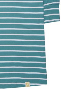 T-shirt in cotone con righe orizzontali color teallo e bianche, dotato di un'etichetta con un logo all'orlo inferiore. Tessuto morbido con maniche corte.