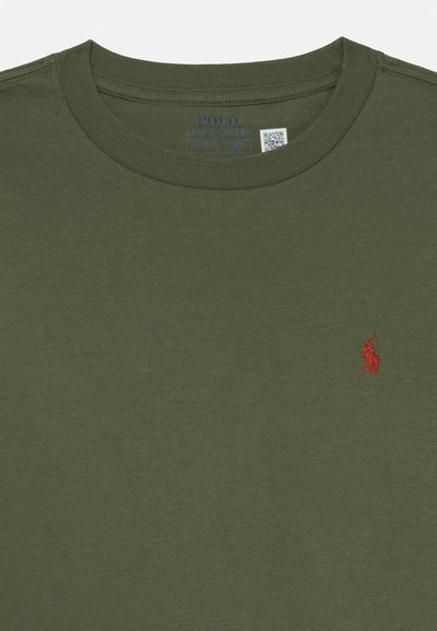 Alyvos žalios medvilnės marškinėliai su apykakle, su mažuoju raudonu siuvinėtu polo arkliuko logotipu kairiajame krūtinės pusėje.