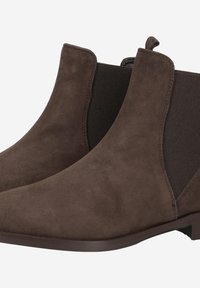Bottes de cheville en daim brun avec des panneaux latéraux élastiques, bout carré et un petit talon bloc. Texture lisse avec des détails de couture minimalistes.