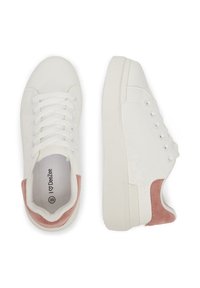 Tenisi albi cu superior din material texturat, vârful rotund și accente din suede roz pe călcâi. Prezintă șireturi plate și talpă din cauciuc.