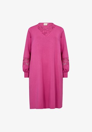 Pikad varrukad ja säravroosa kangast kleit, millel on V-kaelus ja pitsaktsendid varrukatel, kus on kogutud mansetid. Lihtne, vabalt langev mudel.