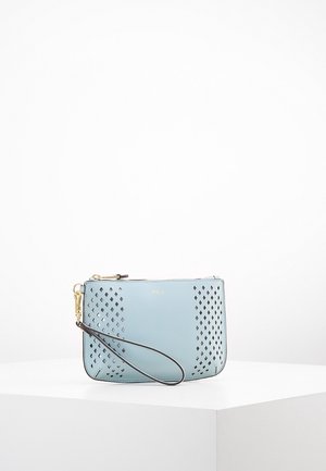 Petit sac bracelet bleu clair avec découpes en forme de diamant et une bandoulière noire, posé sur un socle blanc devant un fond uni.