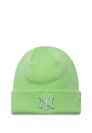 Cappello beanie verde lavorato a maglia con risvolto, dotato di un logo ricamato blu chiaro dei New York Yankees sul davanti. Texture morbida, design senza cuciture sulla parte superiore.