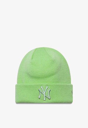 Cappello beanie verde lavorato a maglia con risvolto, dotato di un logo ricamato blu chiaro dei New York Yankees sul davanti. Texture morbida, design senza cuciture sulla parte superiore.