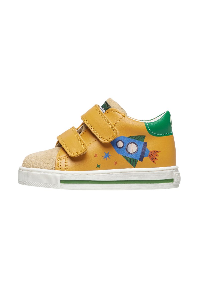 Scarpa da ginnastica gialla per bambini con tallone verde, punta beige, due cinturini in velcro e una grafica di razzo blu con stelle sul lato.