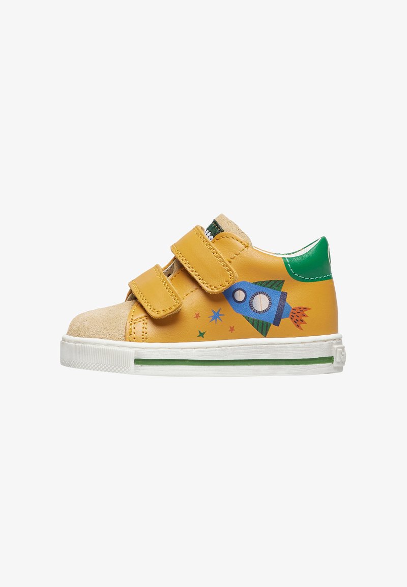 Scarpa da ginnastica gialla per bambini con tallone verde, punta beige, due cinturini in velcro e una grafica di razzo blu con stelle sul lato.