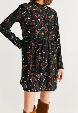 Schwarzes langärmliges Kleid mit einem floralen und Paisleymuster in Erdtönen. Verfügt über eine geraffte Taille und einen hohen Halsauschnitt, hergestellt aus weichem Stoff.