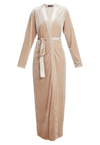 Accappatoio lungo in velluto beige con maniche lunghe, cintura da annodare e una texture morbida. Presenta un colletto a scialle e un design a tutta lunghezza.