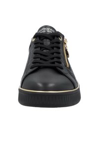 Baskets en cuir noir avec des accents dorés, bout rond et panneaux latéraux texturés. Dotées de lacets et d'une fermeture éclair latérale pour un enfilage facile.