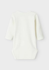 Biały długi rękaw bodysuit dla niemowląt z okrągłym dekoltem, wyeksponowany na płasko ukazujący tył na neutralnym tle.