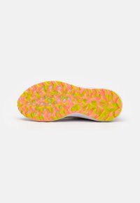 Suola della scarpa con una base bianca, caratterizzata da una superficie di trazione con un motivo vivace rosa e giallo per una migliore aderenza e prestazioni.