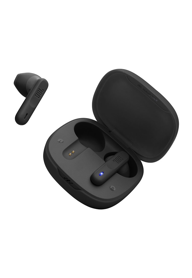 Schwarze kabellose JBL-Ohrhörer, wobei ein Ohrhörer außen und der andere innen in einer offenen Ladeschale mit blauer LED-Leuchte zu sehen ist.