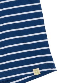 Dunkelblau gestreifter Stoff mit weißen horizontalen Streifen, versehen mit einem kleinen grünen Logoschild in der unteren Ecke. Weicher Baumwolltextur.