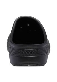 Zwarte rubberen klomp met een glad interieur en een gestructureerde buitenkant. Beschikt over een ronde achterkant en ventilatiegaten aan de zijkant voor ademend vermogen.
