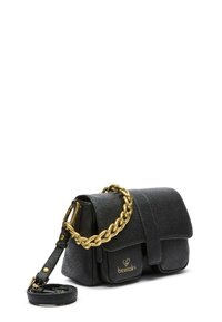 Borsa a spalla in pelle nera con chiusura a pattina, dettaglio in catena dorata, tracolla staccabile e piccola tasca frontale con logo Braccialini in rilievo.