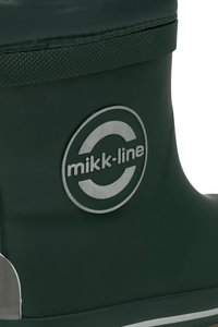 Groene rubberen laars met een zilveren rond logo, een gestructureerd oppervlak en een contrasterende grijze accent aan de zijkant. Duurzaam ontwerp voor natte omstandigheden.