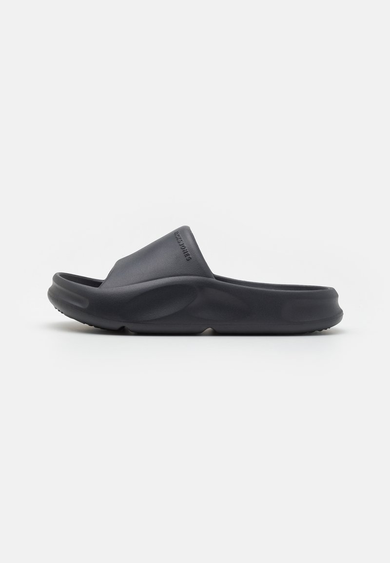 Sort slidesandal med et buet design og glat gummioverflade. Har et støttebånd og en polstret sål for komfort.
