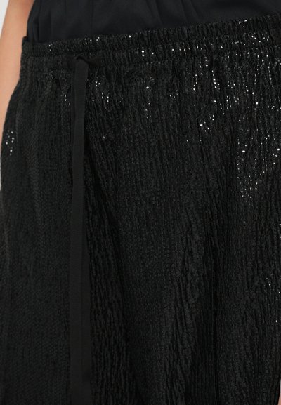 Pantaloni negri, texturati, cu un design plisat. Au o talie elastică și un șnur asortat pentru o ajustare comodă.
