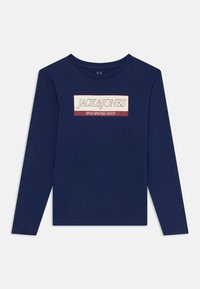 Sötétkék, hosszú ujjú póló, melyen fehér és piros betűkkel a "JACK & JONES SINCE NINETEEN NINETY" felirat található a mellrészen.